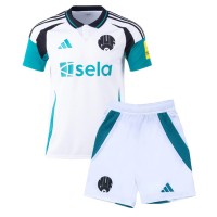 Camisa de Futebol Newcastle United Tino Livramento #21 Equipamento Alternativo Infantil 2024-25 Manga Curta (+ Calças curtas)